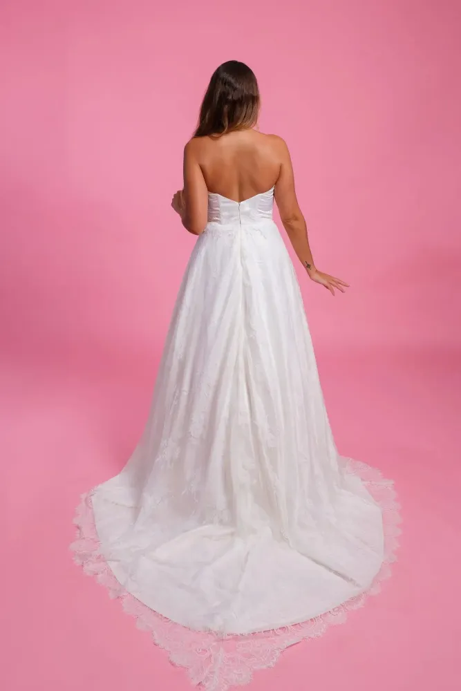 Robe-de-mariee-blanche-evasee-bustie-vue-de-dos-scaled