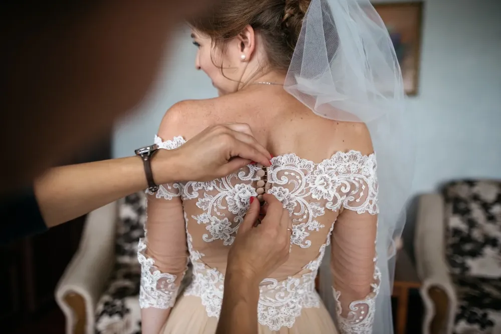 Retouches et personnalisation robe de mariée